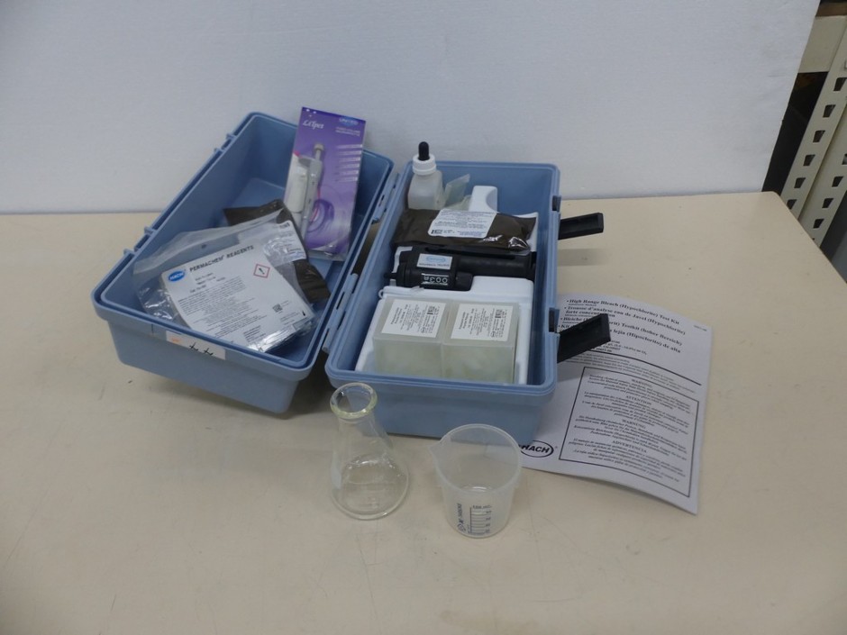 <p>Hypochlorite (bleach) portable test kit with reagents</p>