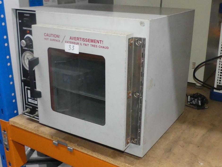 <p>Vacuum oven 15 litre capacity with single shelf, venting valve & gauge</