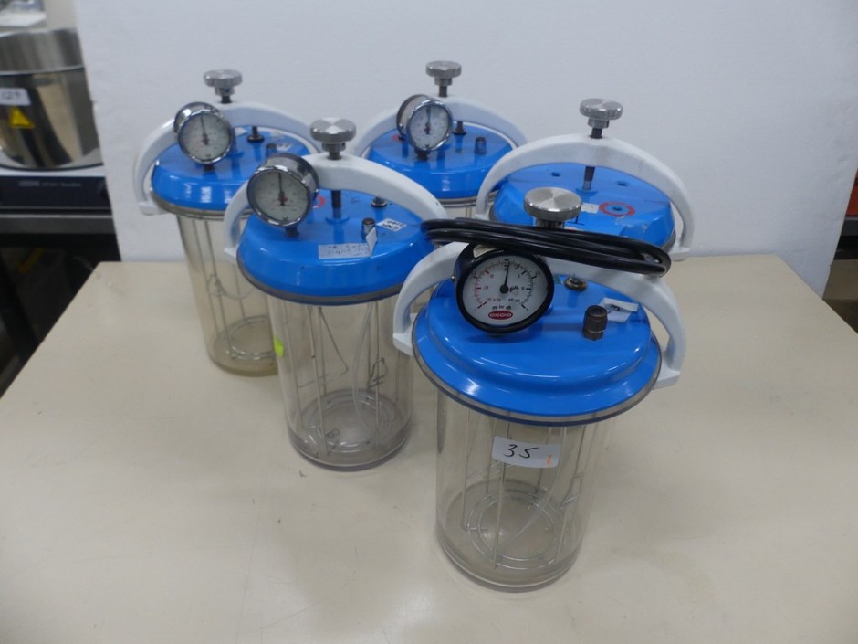 Anaerobic jars with lid clamps