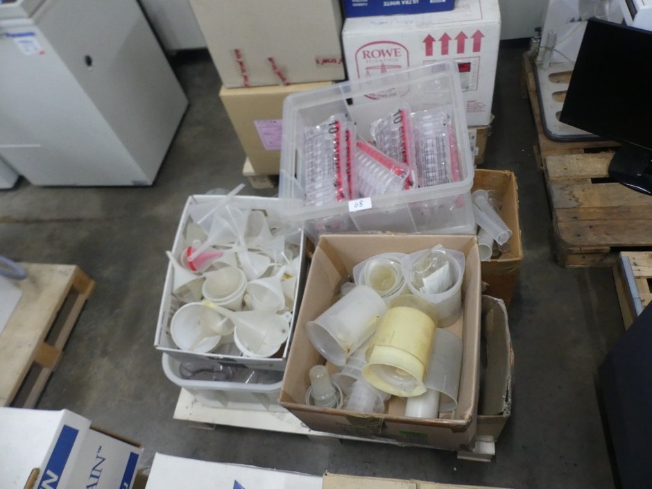 <p>Laboratory Plasticware (Pallet)</p>