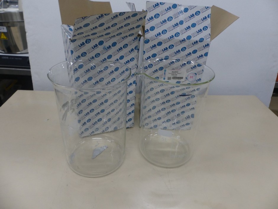 <p>Beaker 5L Capacity Spouted with Graduations, Borosilicate Glass</p>