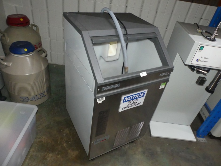 <p>Granular Ice Maker for Flakes Including Integrated Storage Bin</p>