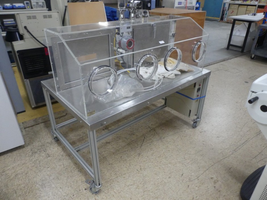 <p>Glove Box / Isolated Chamber with 4 Ports</p>