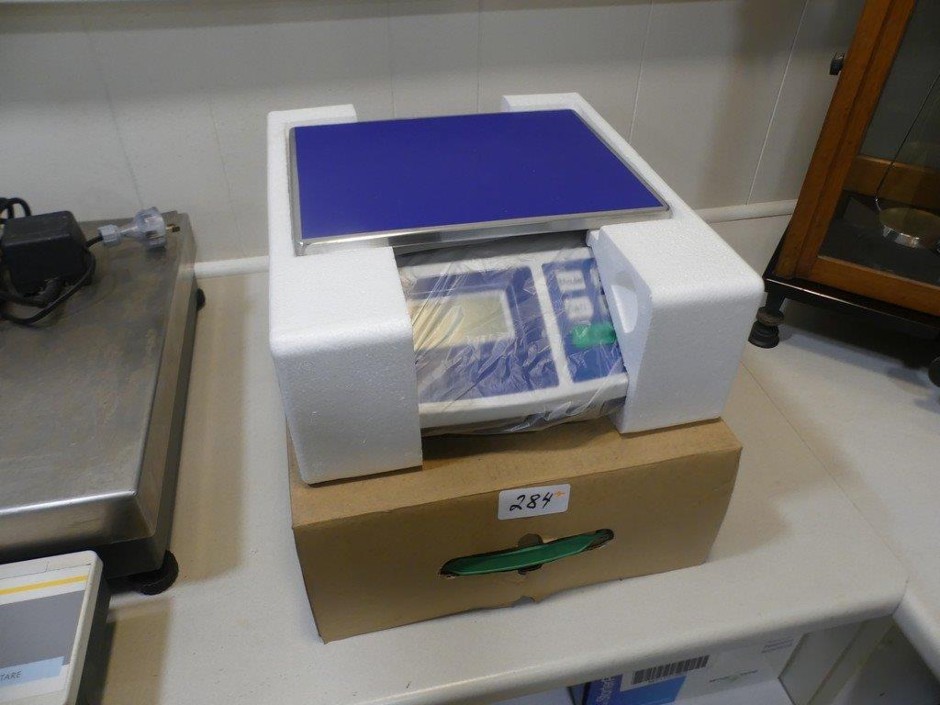 <p>Counting/Weighing Scale 30kg x 1g AC/Battery</p>