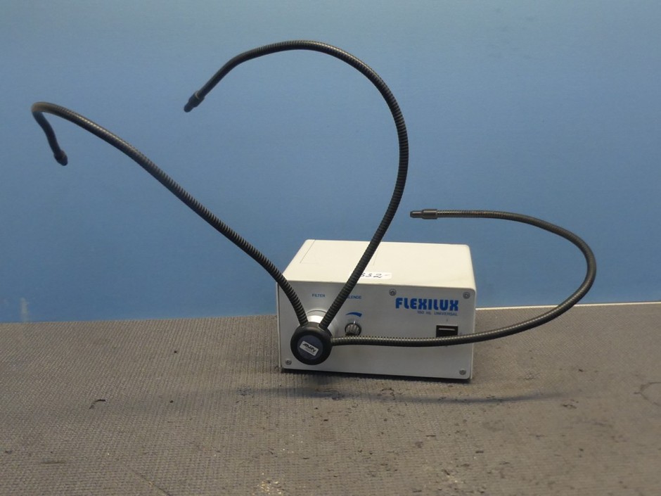 <p>Fibre Optic Illuminator with Three Arm Light Guides 150W</p>