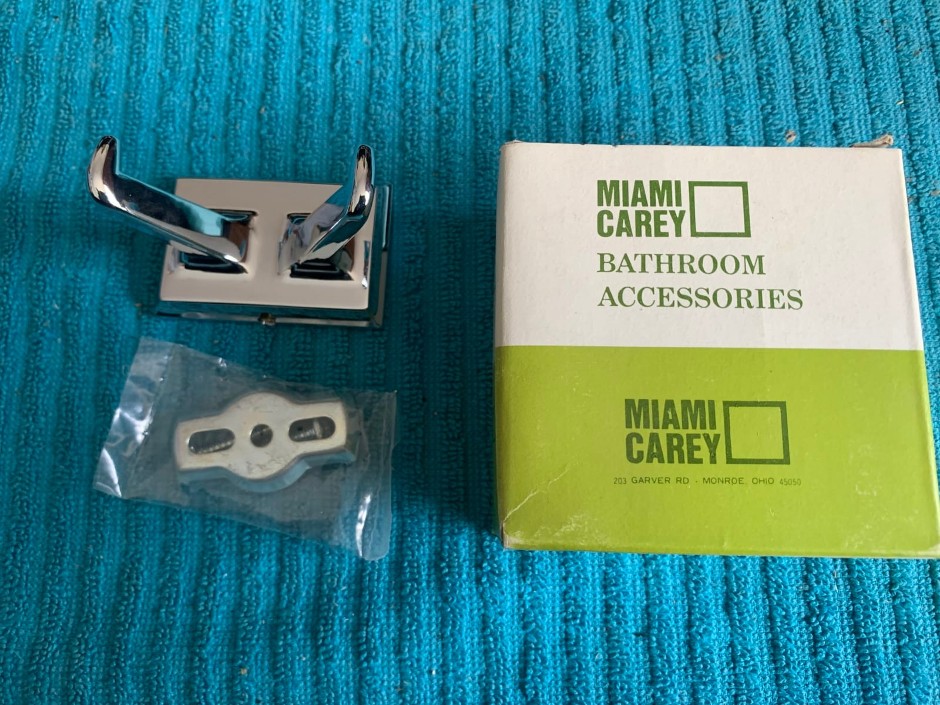 <p>15 x Double Robe Hooks, Chrome (Unused)</p>