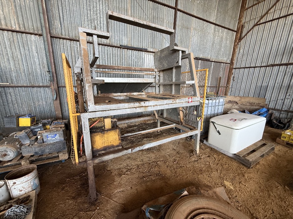 <p>Fruit Bin Dumper</p>
