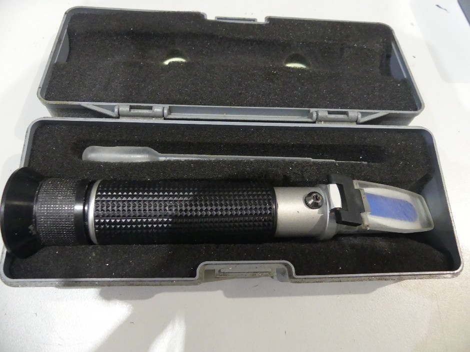 <p>ATC Refractometer</p>