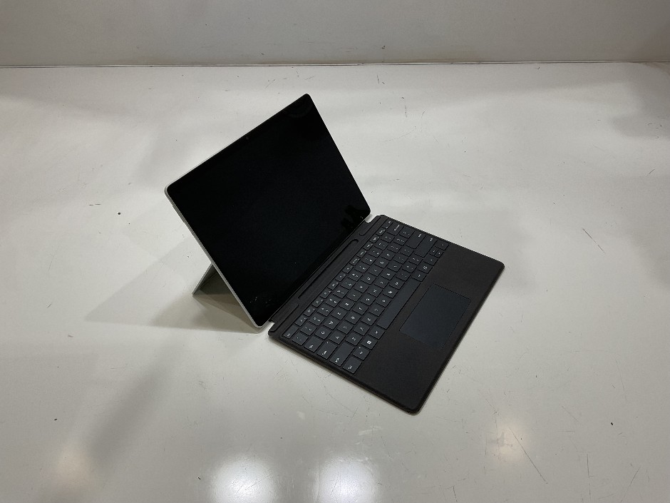 <p>MICROSOFT SURFACE PRO 8</p>