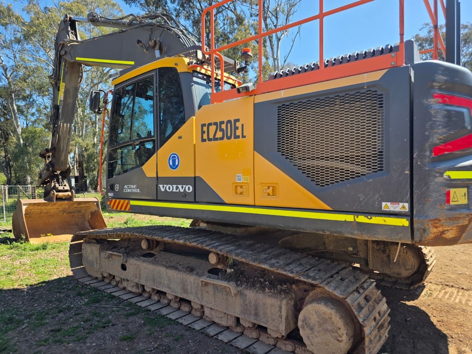 <p>2022 Volvo EC250EL 24-Ton Excavator</p>