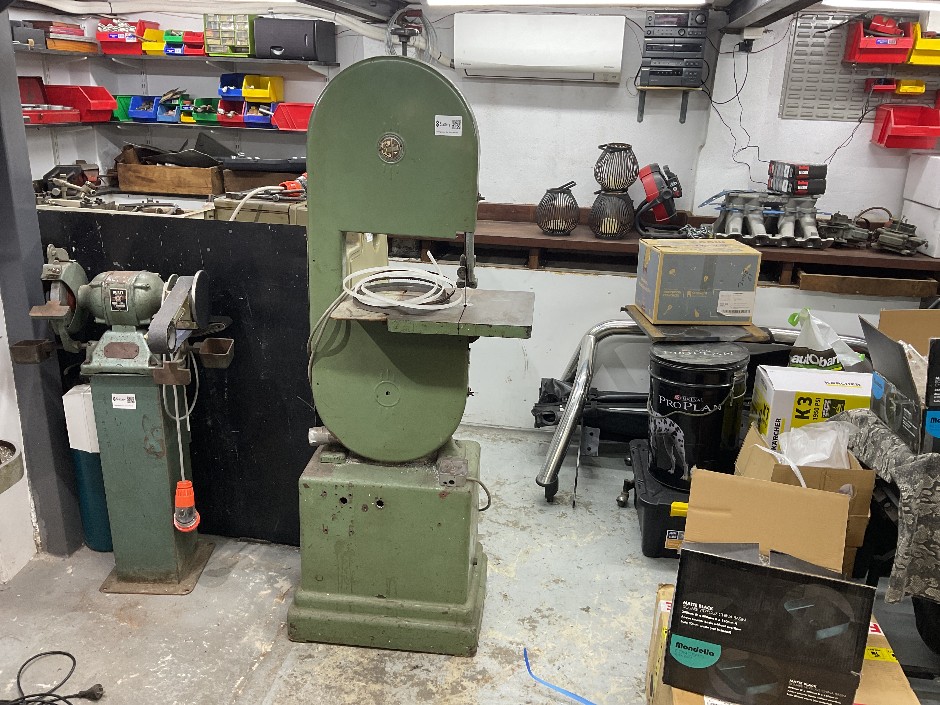 <p>STEELFAST Metal & Wood Multi-Speed Band Saw</p>
