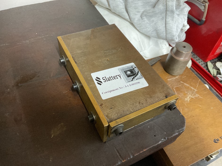 <p>Magnetic Chuck</p>