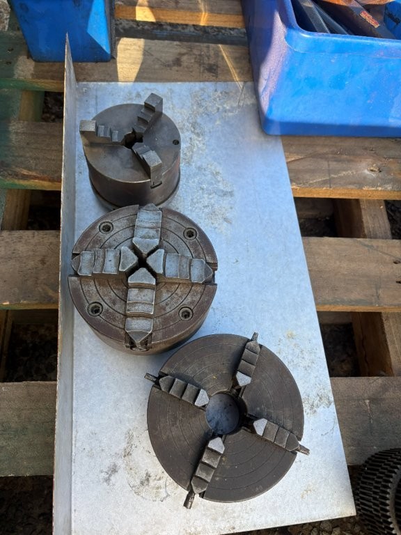 <p>Pallet of Machine Tool Acessories and Tooling</p>