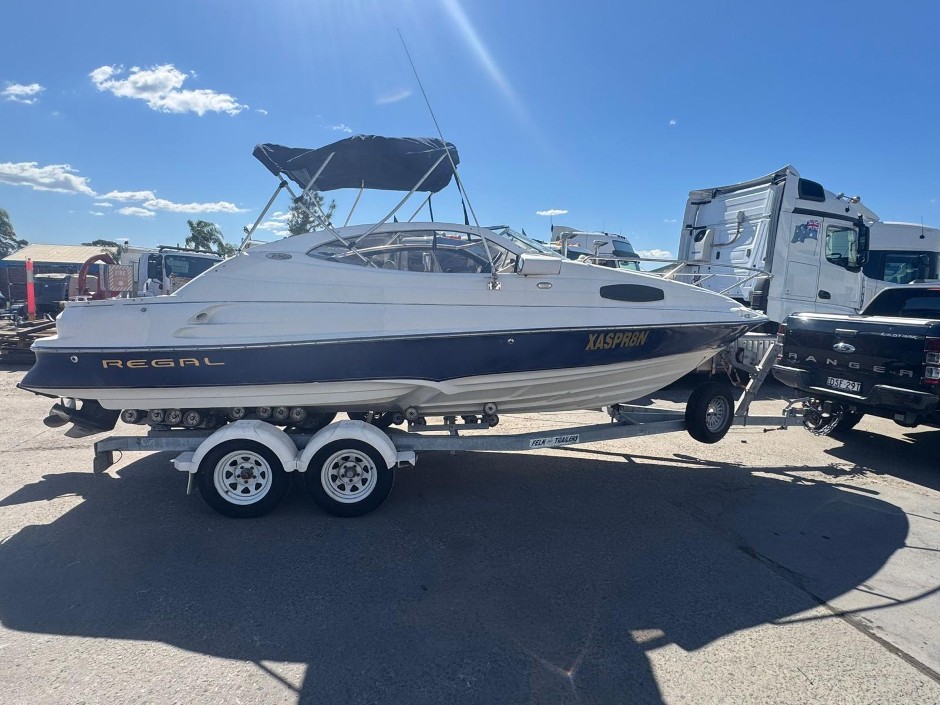 <p>Regal 2150 LSC Boat</p>