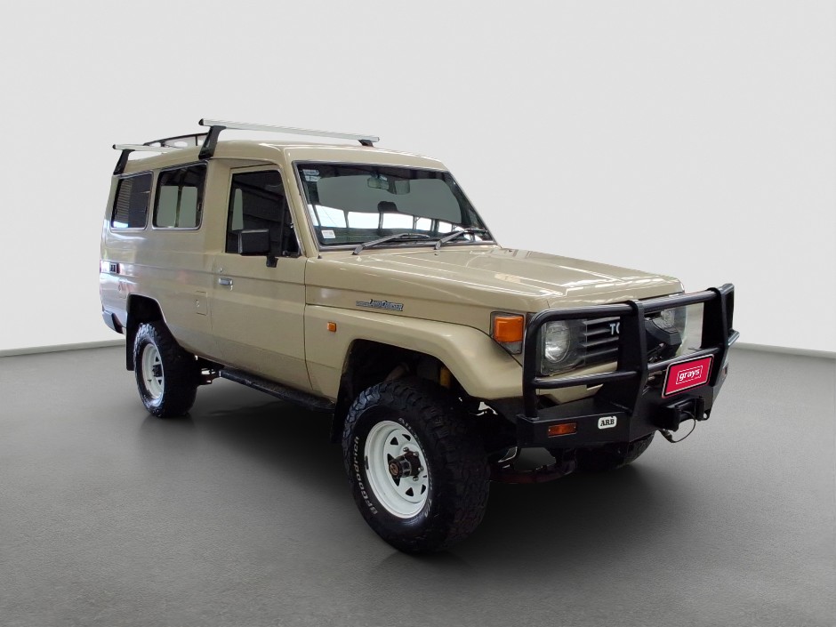 1994 Toyota Landcruiser HZJ75RV Troopcarrier 4WD Man Diesel
