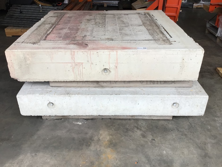 <p>Concrete Blocks x 2</p>