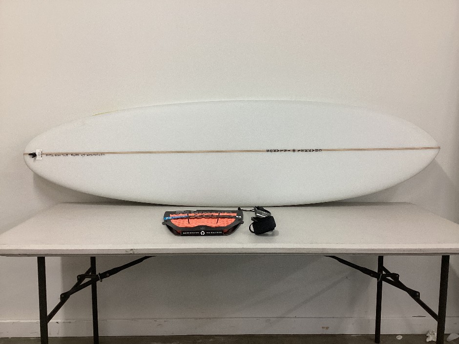 <p>6’7” CL Mid Twin Surfboard & Accessories</p>