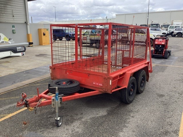 <p>2012 U-Tow Box Top Tandem Box Trailer</p>