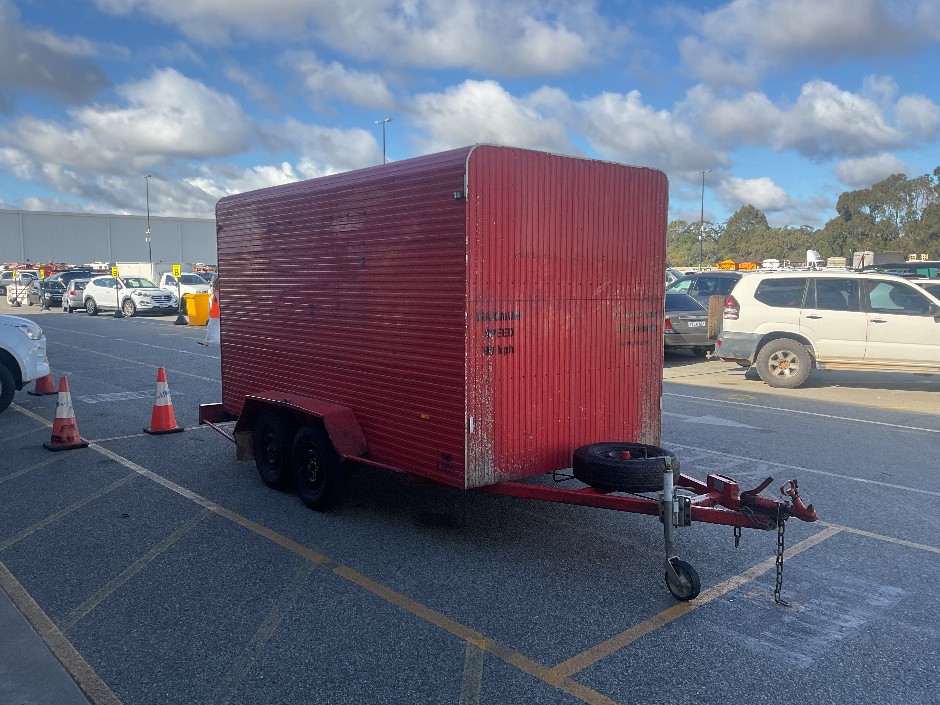 <p>1999 UTOW  Dual Axle</p>