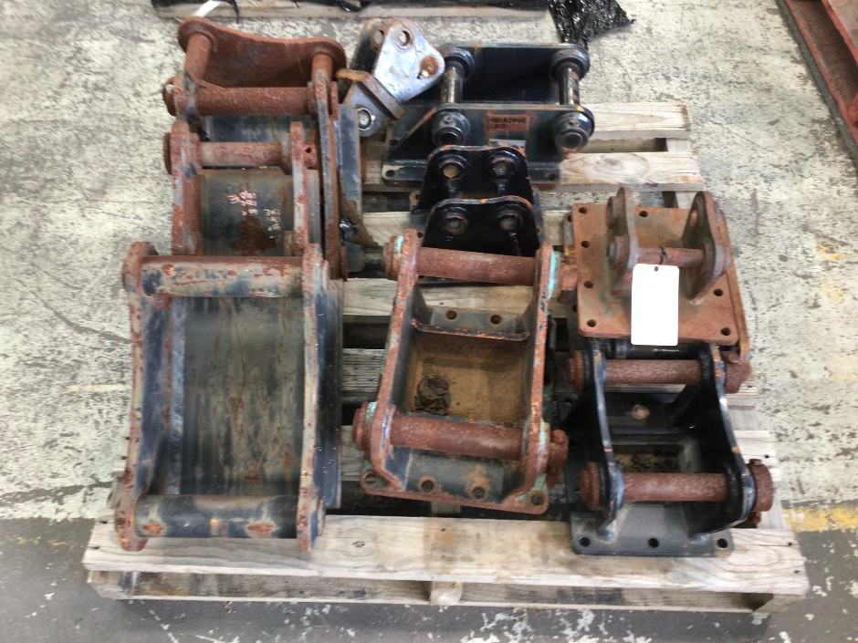 <p>Excavator Hitch Plates Various Sizes x 11</p>