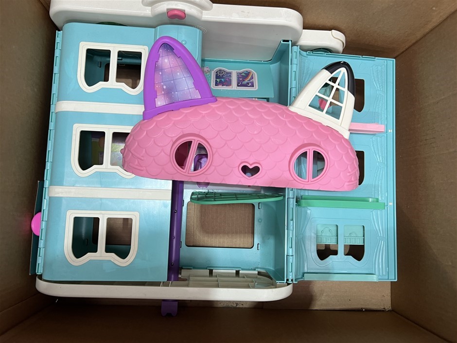 Doll House. NB: Used, Some Accessories may be Missing, Slightly Damaged.