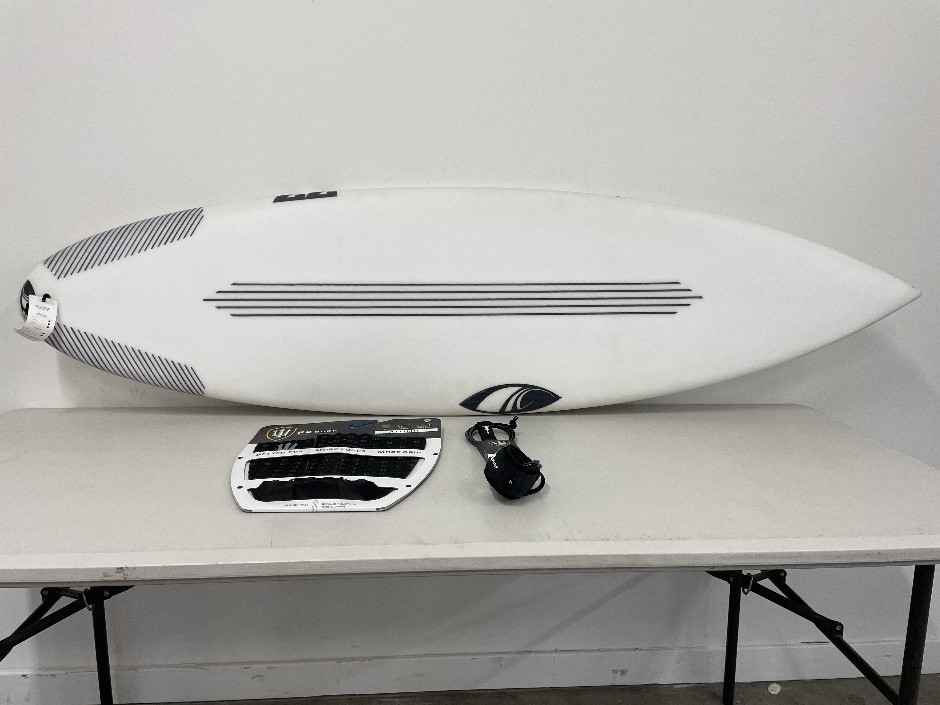 <p>6’1” Sharpeye Surf Board & Accessories</p>