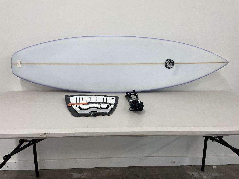 <p>5’4” Beach Beat Grom Surfboard & Accessories</p>