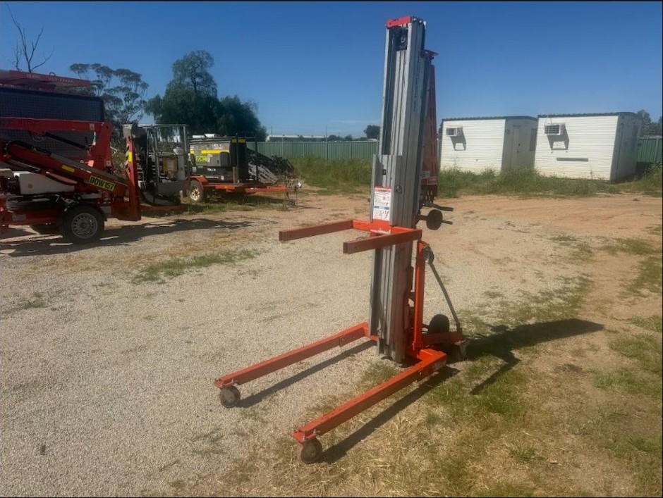 <p>Material Hoist 18 - 24ft **Mildura**</p>