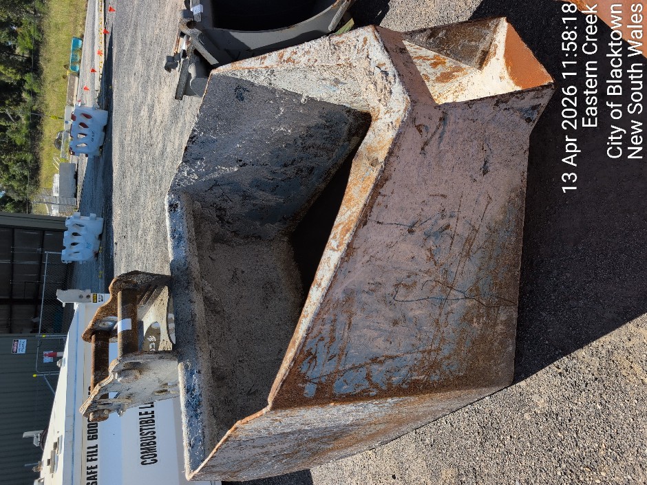 <p>EXCAVATOR ATTACHMENT - POURING BUCKET (Site ID: 119)</p>