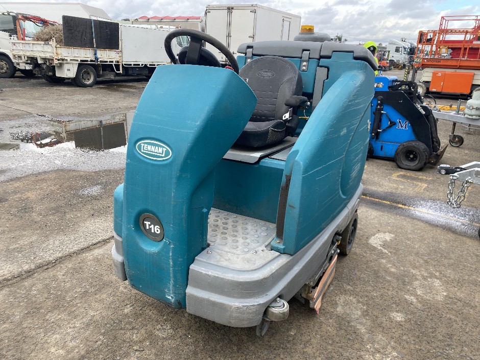 2018 Tennant T16 Ride on Scrubber