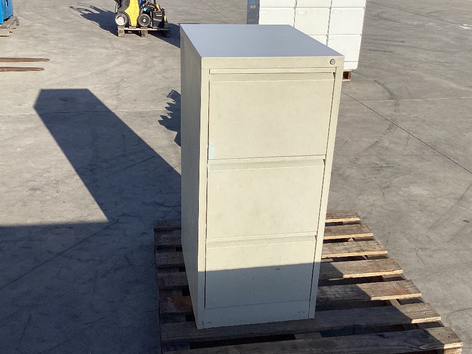 Metal 3 Draw Filing Cabinet x 1