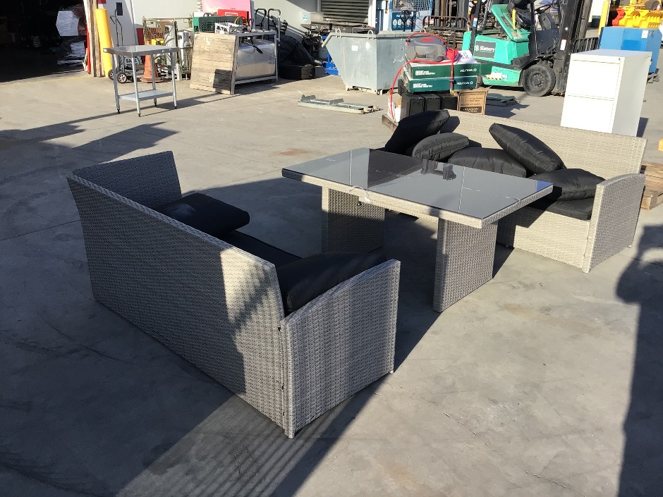 <p>Outdoor Lounge And Table Set.</p>
