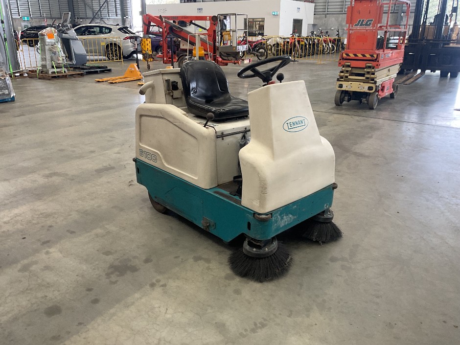 TENNANT 6100 RIDE ON SWEEPER WITH 36 VOLT CHARGER