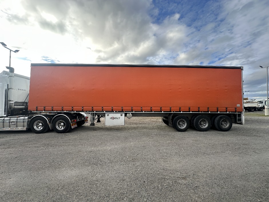 <p>2023 Topstart Tri-Axle Curtainsider B Trailer</p>
