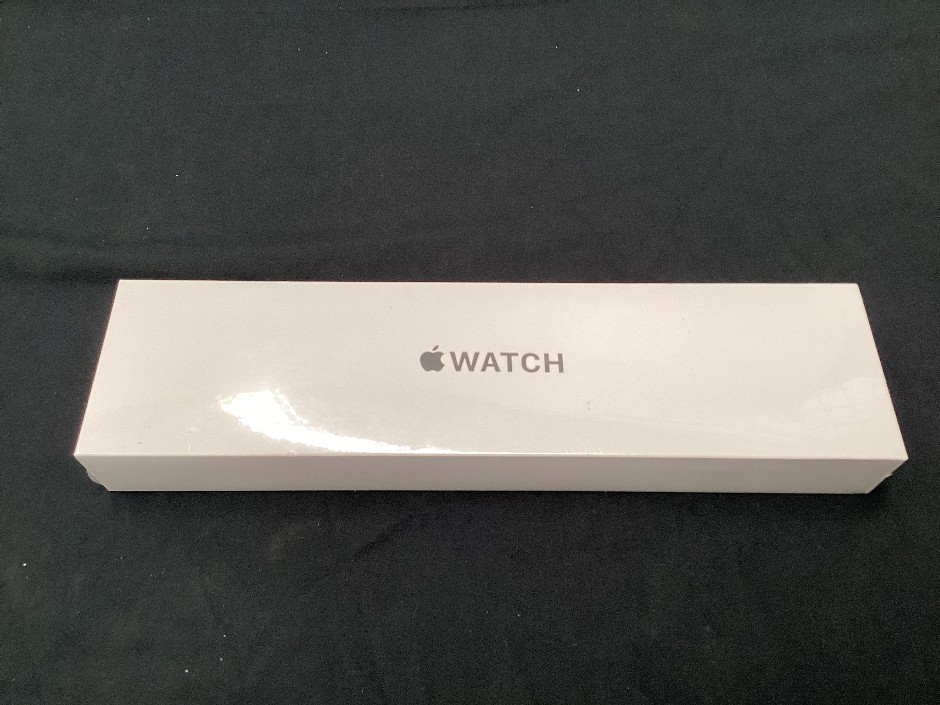 <p>Apple Watch SE 44mm Space Grey Aluminium Black Sport Band GPS</p>