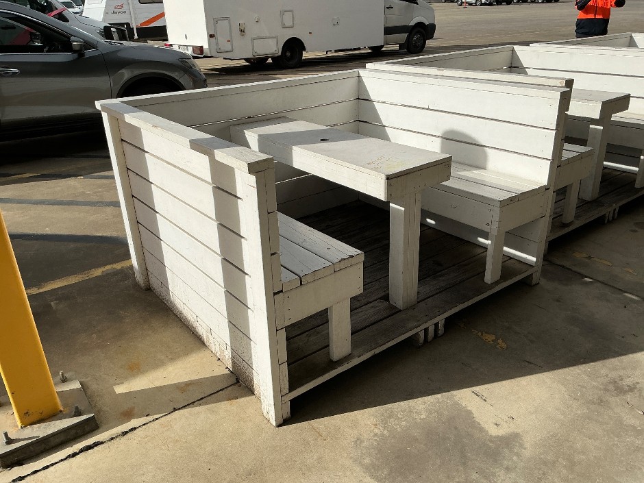 <p>Outdoor booth-style dining setting</p>