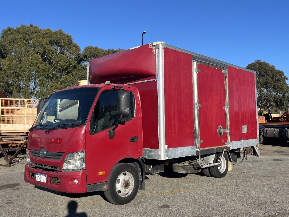2013 HINO 300   4x2 Pantech