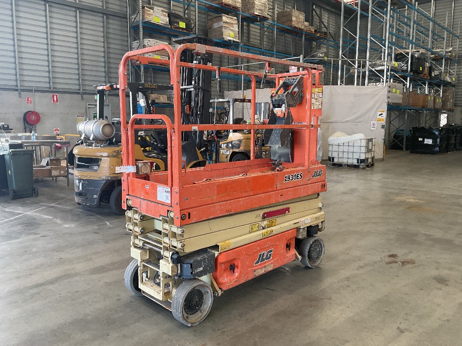 JLG Electric Scissor Lift 5.8M