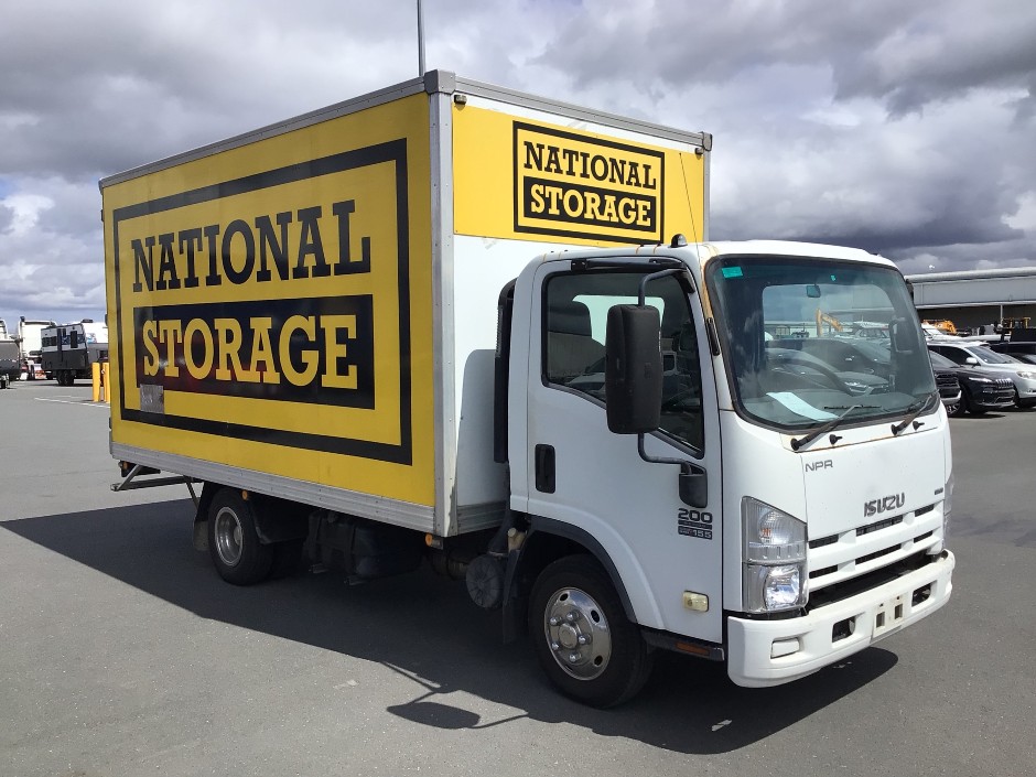 2009 Isuzu NPR  4x2 Pantech Truck