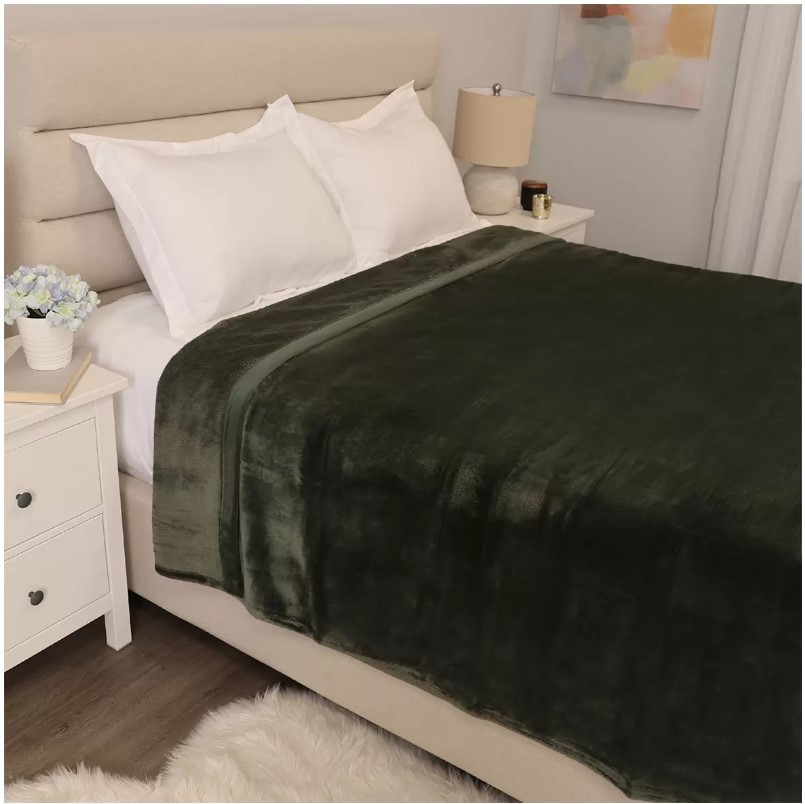KIRKLAND SIGNATURE Plush Blanket Thyme, Size Queen.