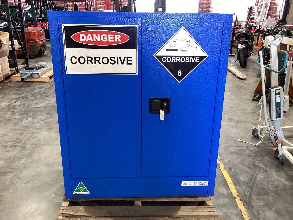 <p>Corrosive Class 8 Metal Storage Cabinet</p>