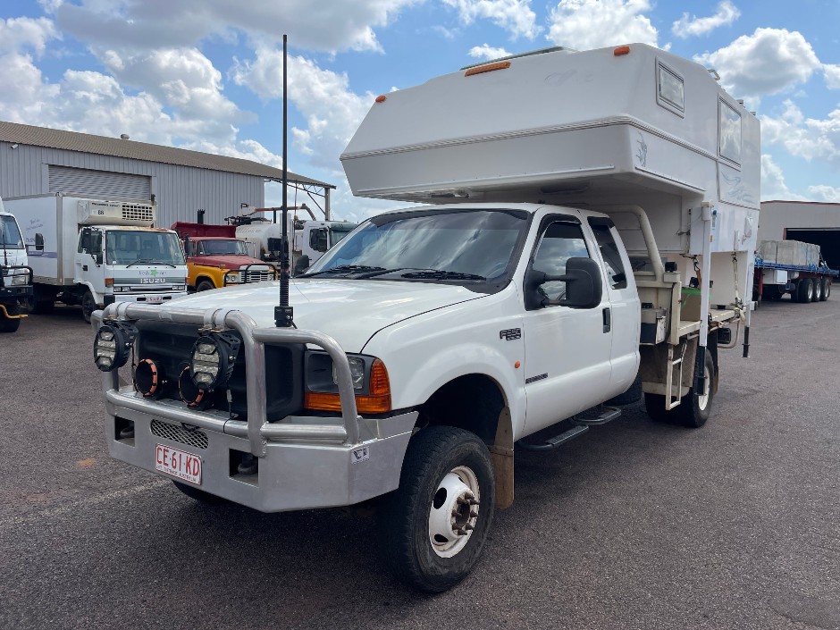 2004 Ford F350 7.3 Power stroke V8 Diesel, Northern Lite Slide on Camper