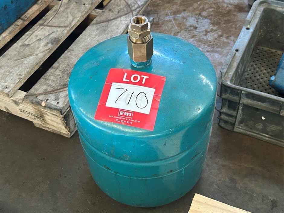 Assumed small air receiver tank.