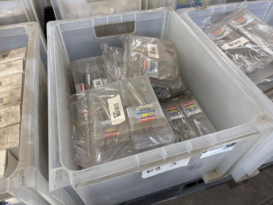 Quantity Of Assorted Champion Dee Shackles & Rigging Screws