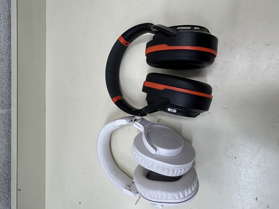 <p>2 x Wireless Headphones incl AUDIO TECHNICA & CITECO</p>