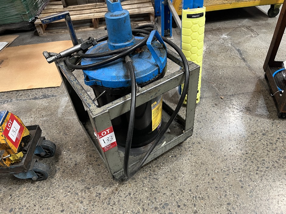<p>Mobile Grease Pump</p>
