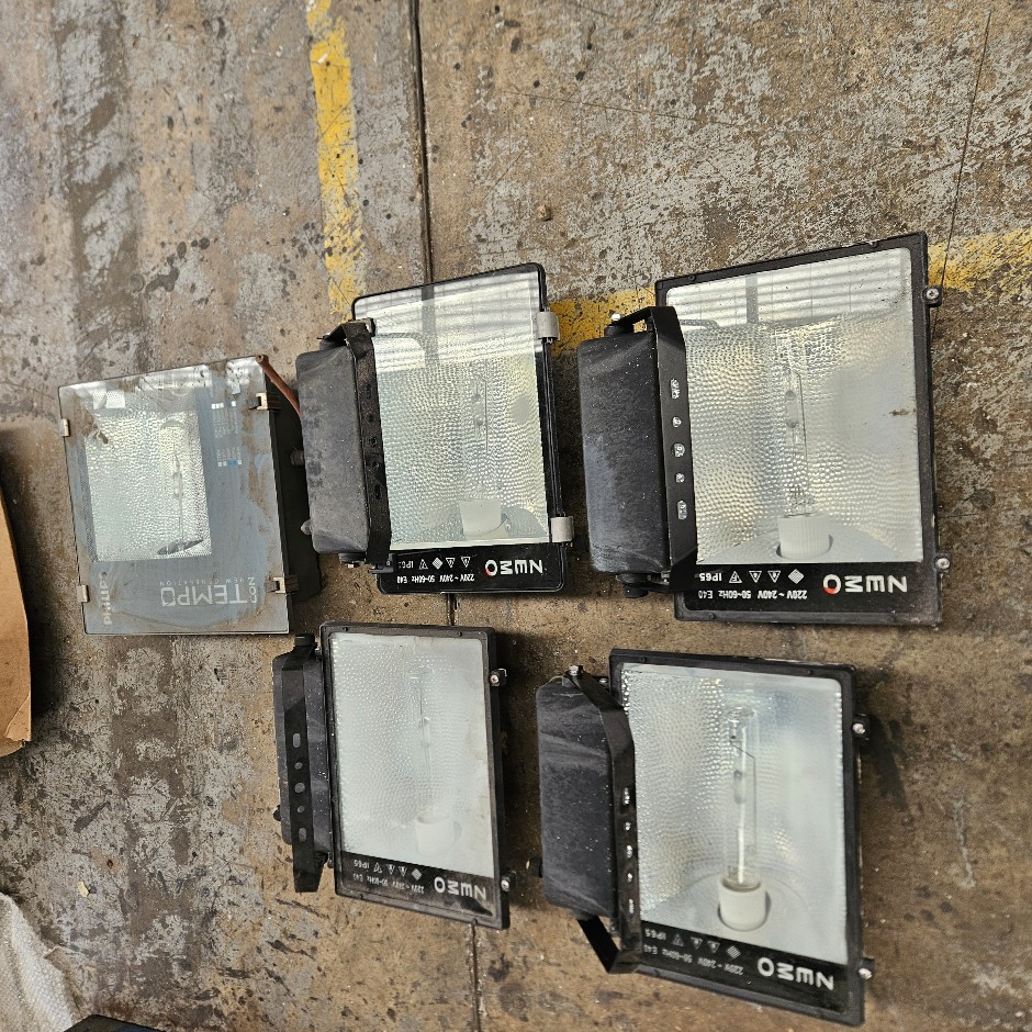 <p>External Halogen Flood Lights</p>