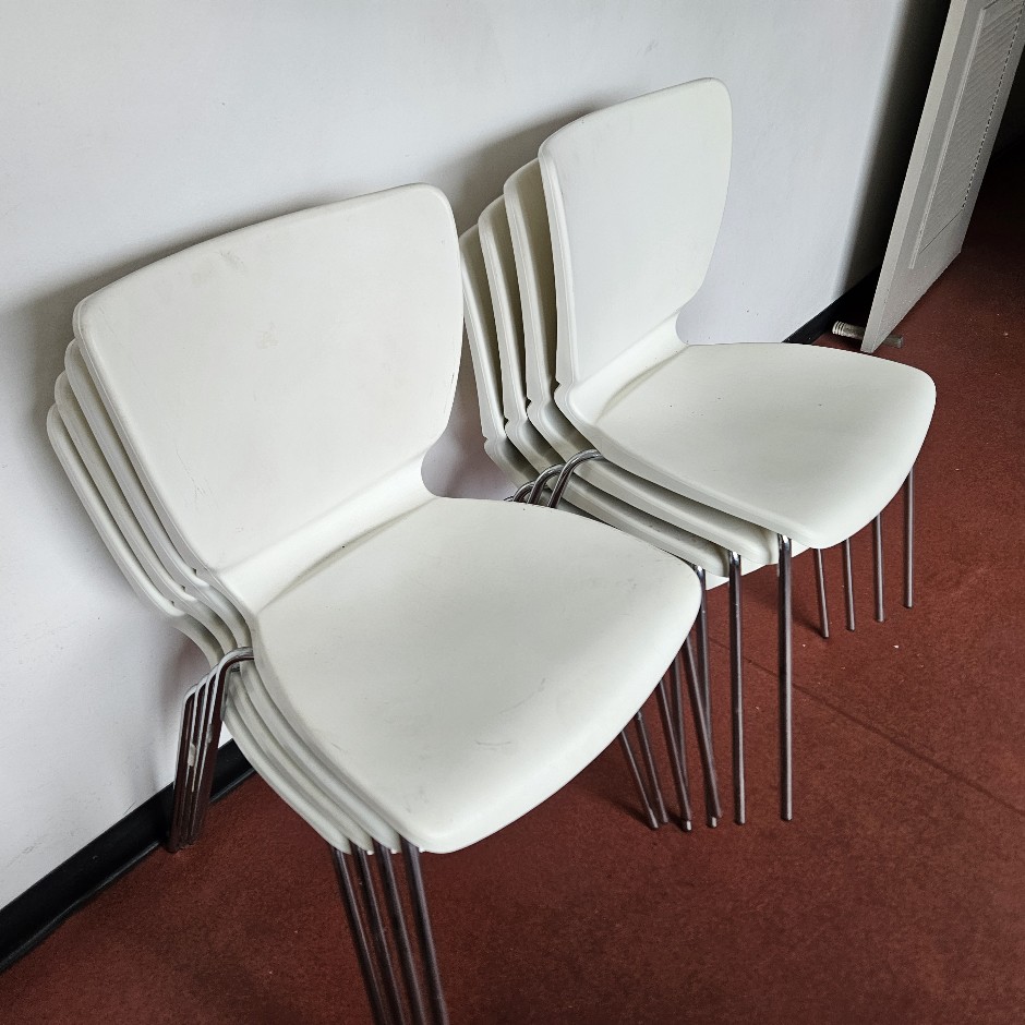 <p>Plastic Chairs White with Steel Frame</p>