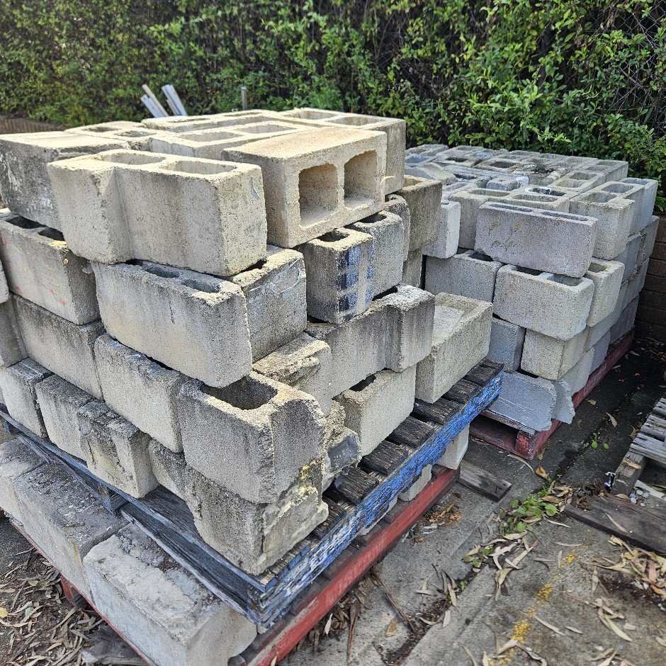 <p>Masonry Besser Block 2 Pallets</p>