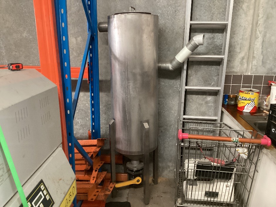 <p>Dust Separation Tank With Valve</p>
